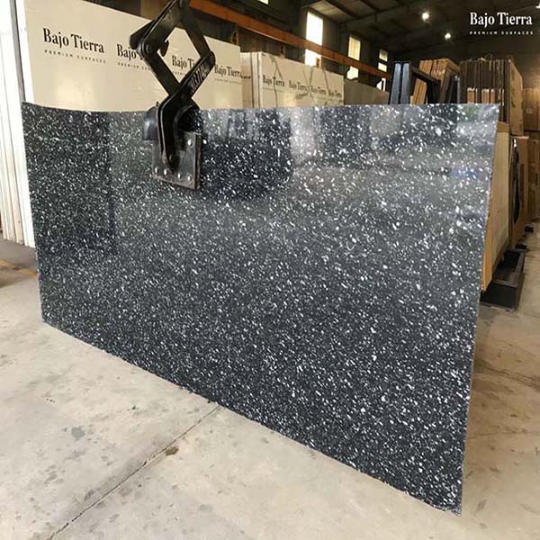  đều đem lại hiệu quả công năng và thẩm mỹ cao. giá bao nhiêu? Giá bán nhập khẩu từ Brazil tính theo nguyên láp là. Mức giá này thuộc dòng sản phẩm không cao, quý khách hàng dễ dàng lựa chọn và mua sắm sử dụng để thi công công trình hoàn hảo, nổi bật, sang trọng và quý phái theo cách riêng. Vì mẫu có một không hai do được khai thác riêng tại một vùng với sự tác động của môi trường lên đá khác nhau do đó mà có sự khác biệt dễ dàng. màu cam, hoa văn cuốn hút như trên có thể ứng dụng đa dạng trong thi công xây dựng. Quý khách có thể dùng cho nhà ở, khách sạn, nhà hàng, quán xá…
