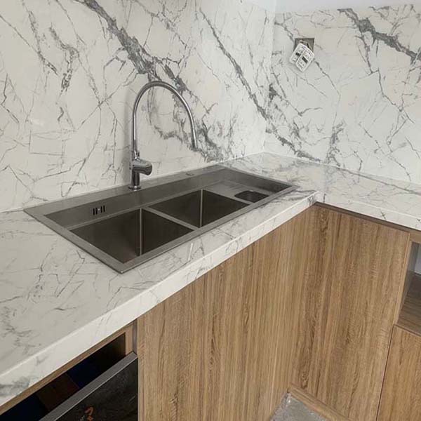 Quý vị hoàn toàn đạt được công năng và thẩm mỹ cao với mẫu đá này. Giá bán ra sao? có giá bán nguyên láp. Mức giá này không cao và được Kim Thịnh Phát cung cấp hàng nhanh chóng theo đúng yêu cầu cũng như thi công ốp lát đẹp nhất cho quý khách. Hãy liên hệ cùng chúng tôi để được tư vấn lựa chọn mẫu đá ốp lát đẹp, hài hòa và đạt được hiệu quả công năng, thẩm mỹ tốt nhất cho hạng mục mà quý vị thực hiện!Giá bán như thế nào? chất lượng cao, màu sắc họa tiết đẹp và được nhập khẩu trực tiếp từ Braxil được Kim Thịnh Phát cung cấp giá bán nguyên láp.   Mức giá bán này tương xứng với chất lượng và vẻ đẹp hoàn mỹ của đá. Quý khách có thể đặt hàng theo nhu cầu về kích thước, số lượng. Công ty chúng tôi luôn đáp ứng yêu cầu đa dạng của quý khách, cung cấp hàng nhanh chóng, đảm bảo chất lượng được kiểm định khắt khe mới đem tới cho khách hàng. Bên cạnh đó, đội ngũ nhân viên thi công ốp lát chuyên nghiệp cùng trang thiết bị hiện đại của công ty sẽ giúp quý khách hoàn thiện hạng mục ốp lát theo yêu cầu của quý vị. Chúng tôi thực hiện thi công theo các bước chuyên nghiệp nhanh chóng và an toàn, đảm bảo thẩm mỹ hoàn thiện cho quý vị khi đem ra sử dụng.   Chúng tôi giao hàng tận nhà, thi công nhanh chóng, bảo hành, bảo dưỡng, bảo trì định kỳ, giúp quý khách luôn an tâm về chất lượng dịch vụ, có được những giờ phút trải nghiệm tốt nhất. Nếu quý khách cần tư vấn chọn mua theo màu sắc, họa tiết và chất lượng, giá bán khác nhau hãy cùng tham khảo và liên hệ cùng Kim Thịnh Phát để được giải đáp những thắc mắc một cách tỉ mỉ nhất. Chúng tôi sẽ giới thiệu đa dạng mẫu mã, giá cả phù hợp với lựa chọn của quý khách, đem lại hiệu quả công năng và thẩm mỹ hoàn hảo nhất. Vì thế, 
